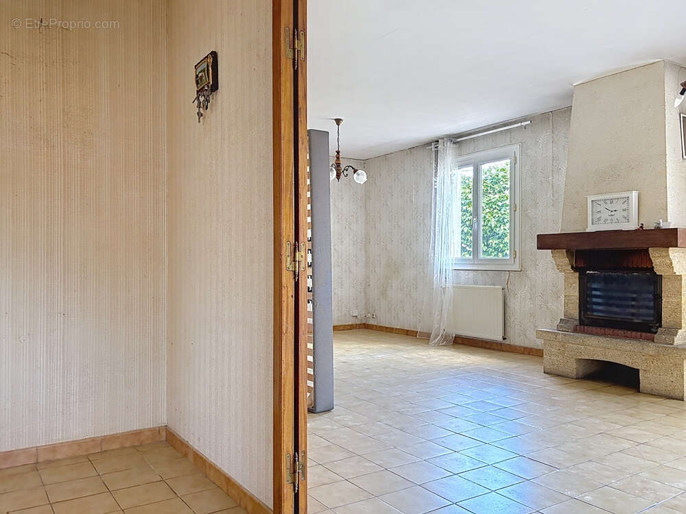 Maison à rénover centre Saint Jean De Liversay 103 m2 + terrain constructible et divisible - photo 2