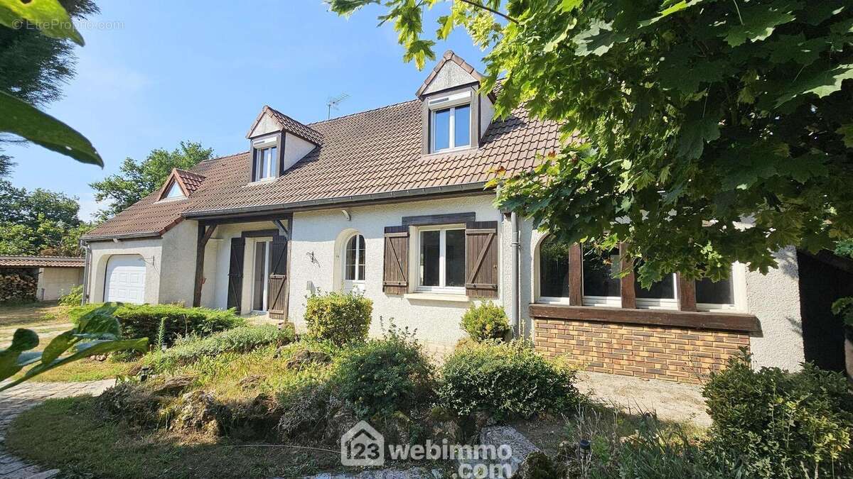 Venez découvrir cette maison de 127 m². - Maison à MILLY-LA-FORET
