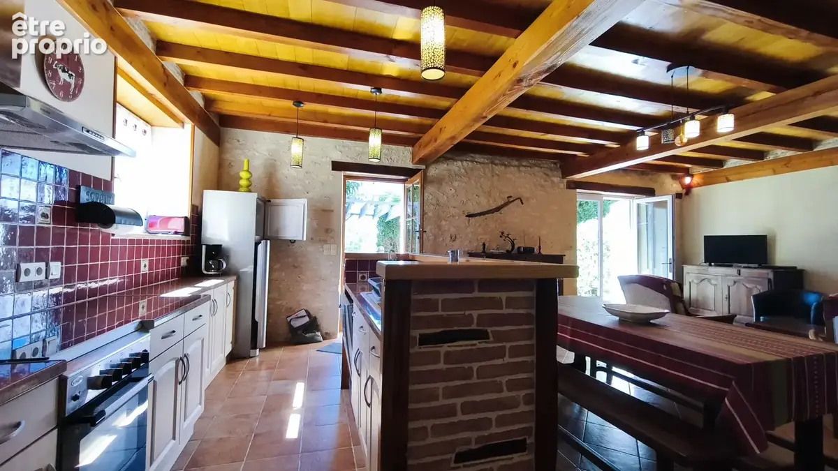 Propriété quercynoise en pierre avec gîte   2 maisons, dépendances et 4 246 m2 de terrain - photo 10