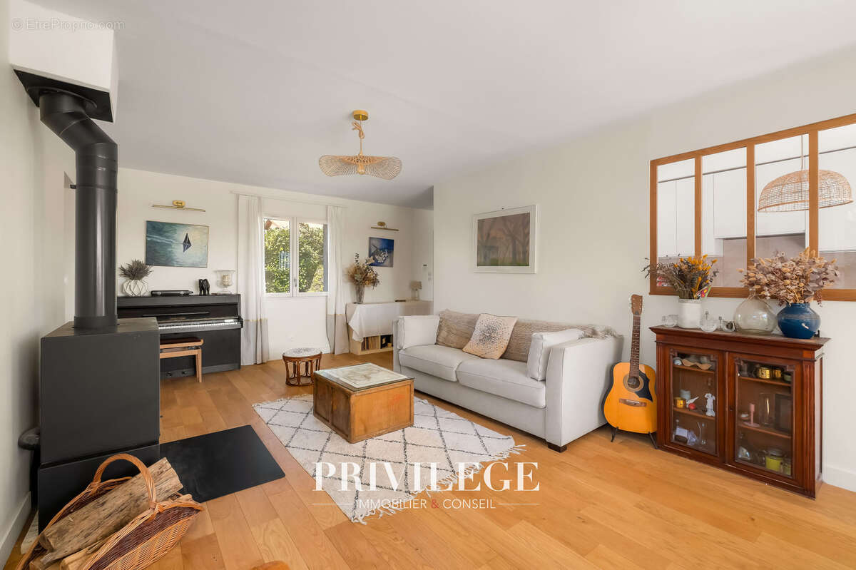 Maison à SAINT-GENIS-LES-OLLIERES