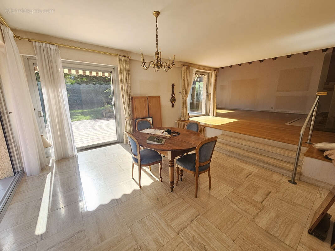 Maison à AVIGNON-LES-SAINT-CLAUDE