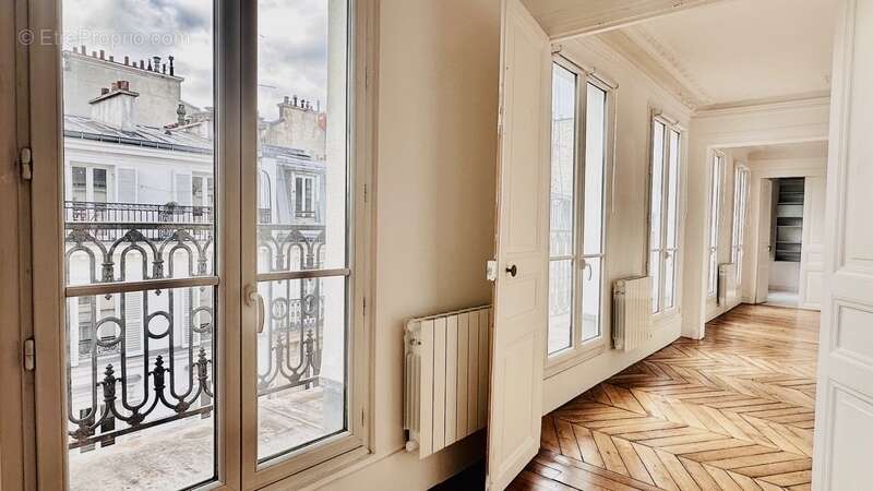 Appartement à PARIS-17E