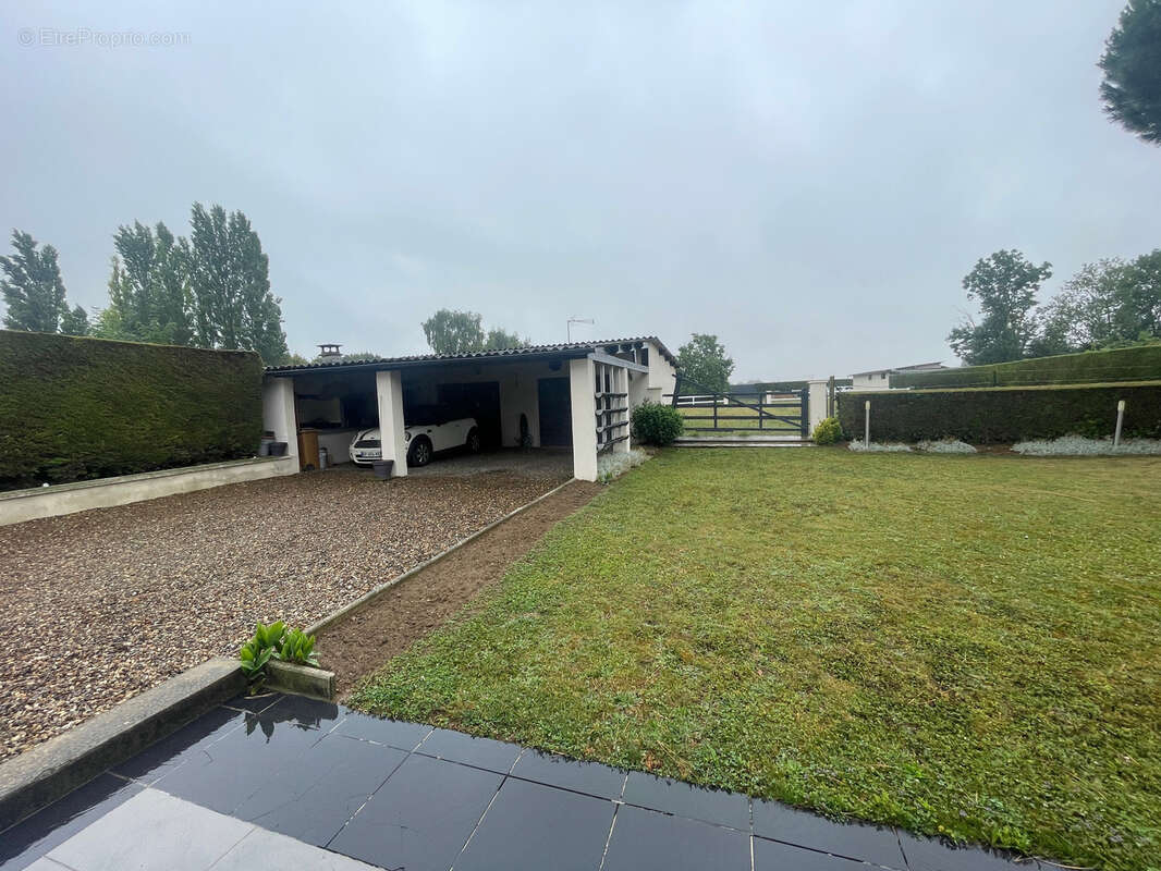 PAVILLON 200m2-Terrain 3083m2-Garage double-Installations équestre - photo 3
