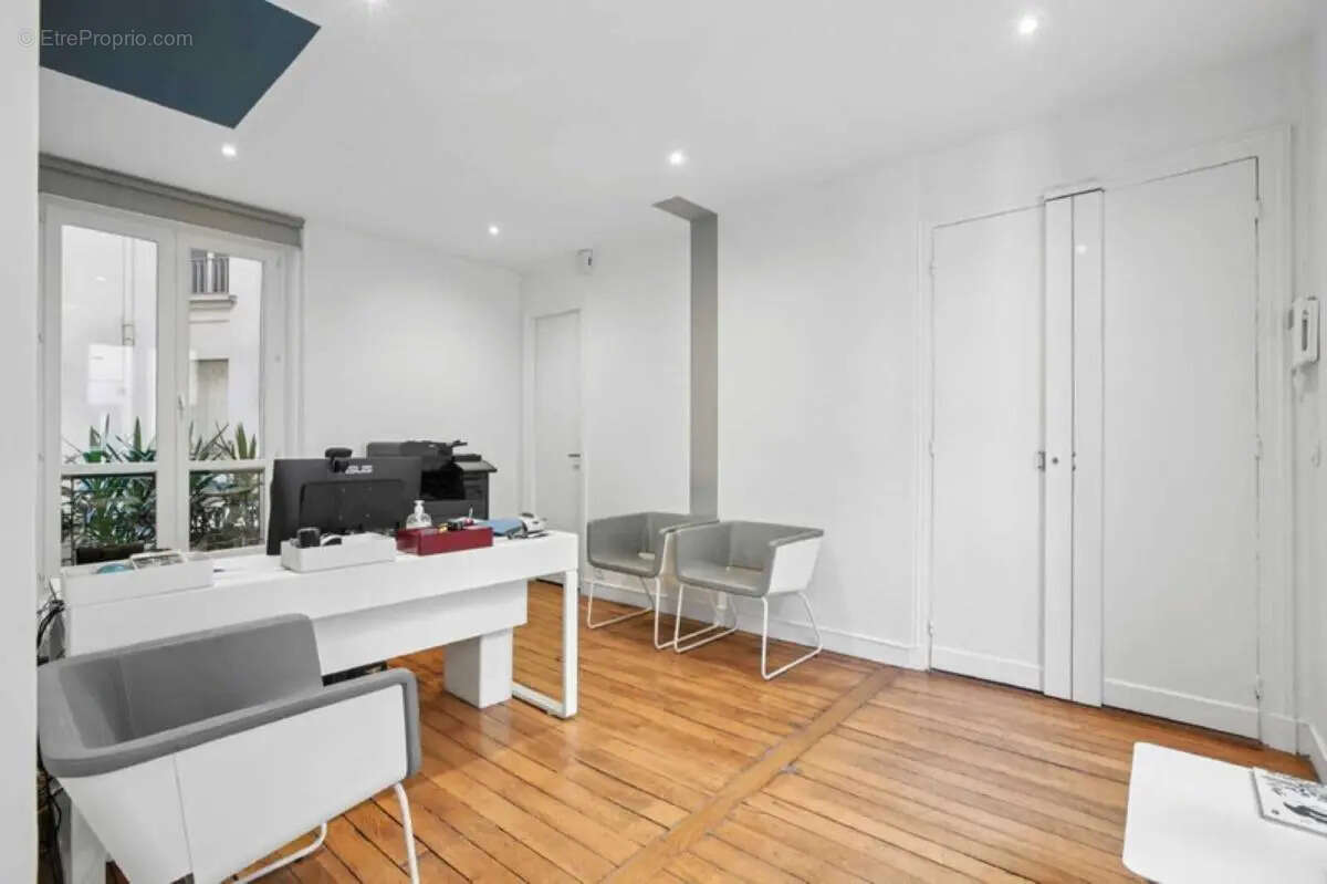 Commerce à PARIS-8E