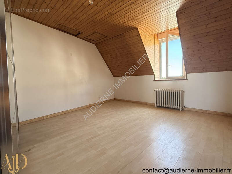 Bel appartement de 108 m2 - plein centre-ville d'AUDIERNE - T4 avec 3 chambres en duplex - vue sur Goyen - photo 11