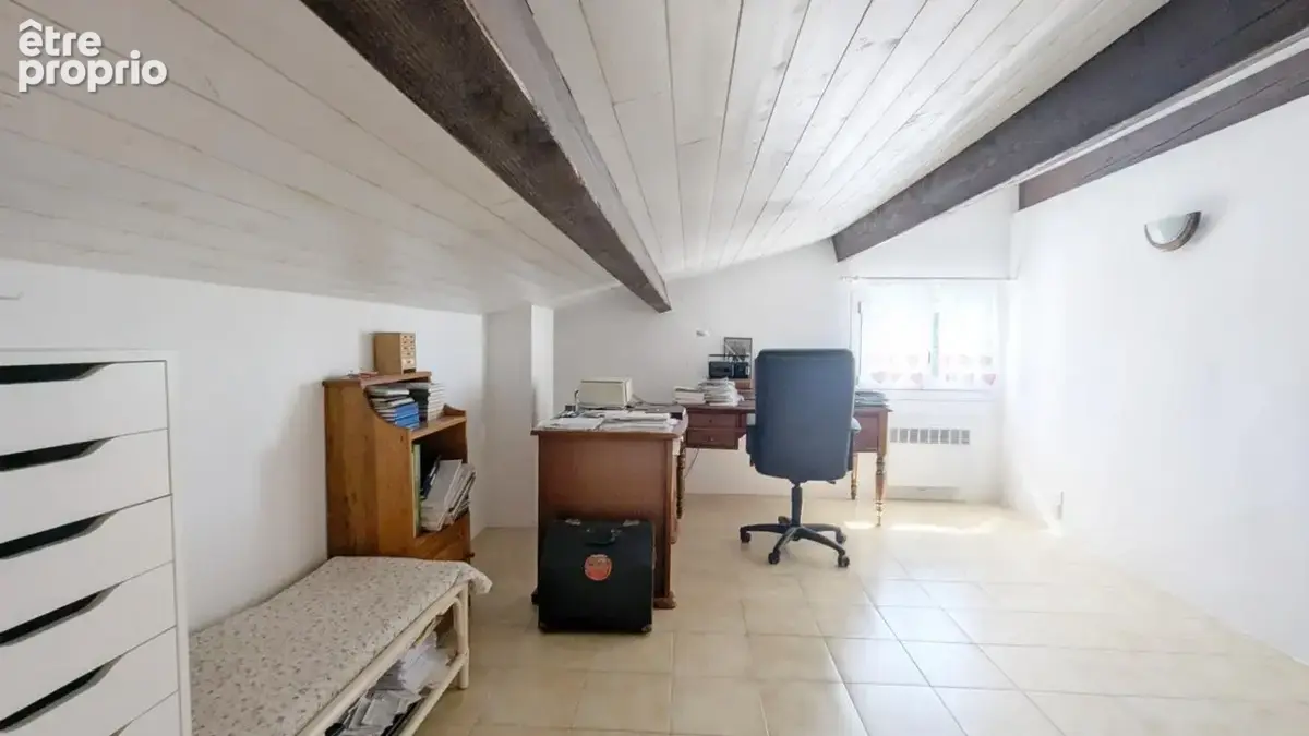EYGUIÈRES (13)  Maison de 165 m² habitables, 5 chambres avec piscine, cour & garage - photo 11