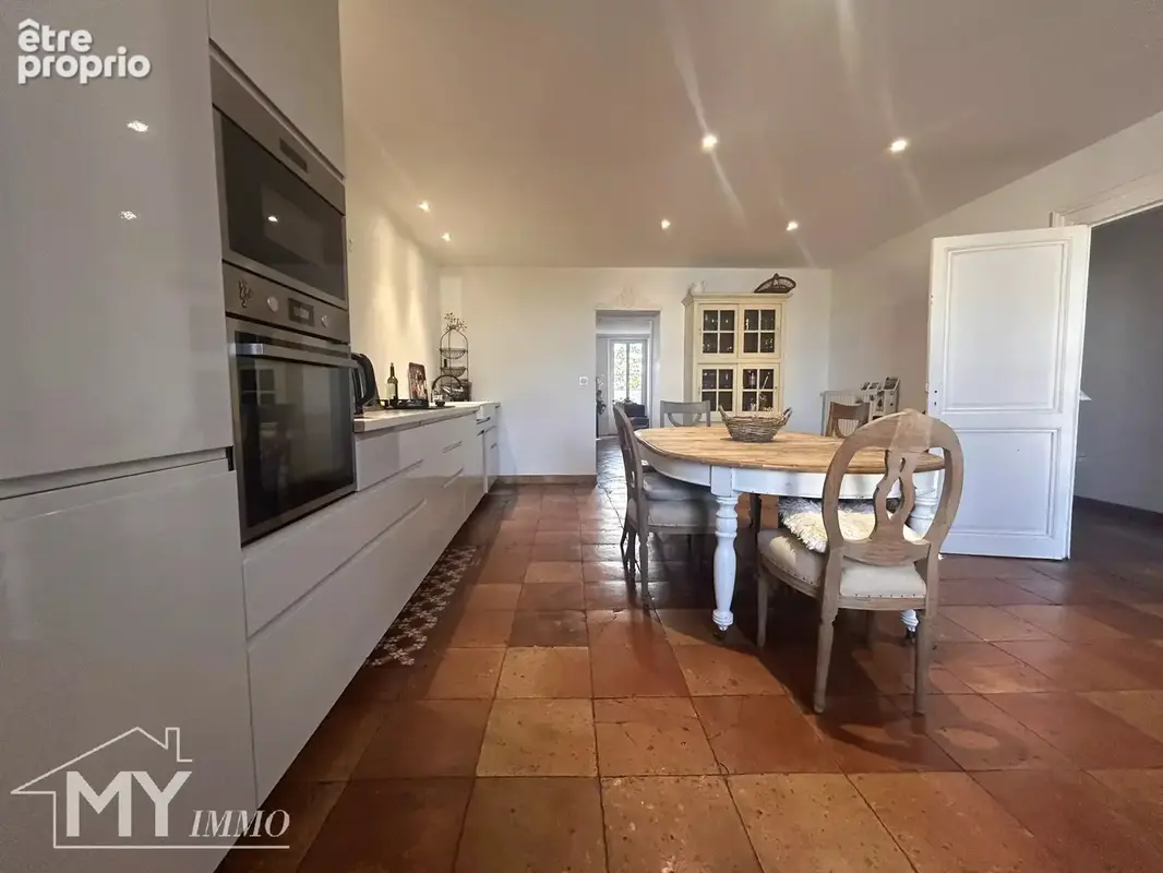 Élégante maison bourgeoise en pierre avec deux granges - photo 4