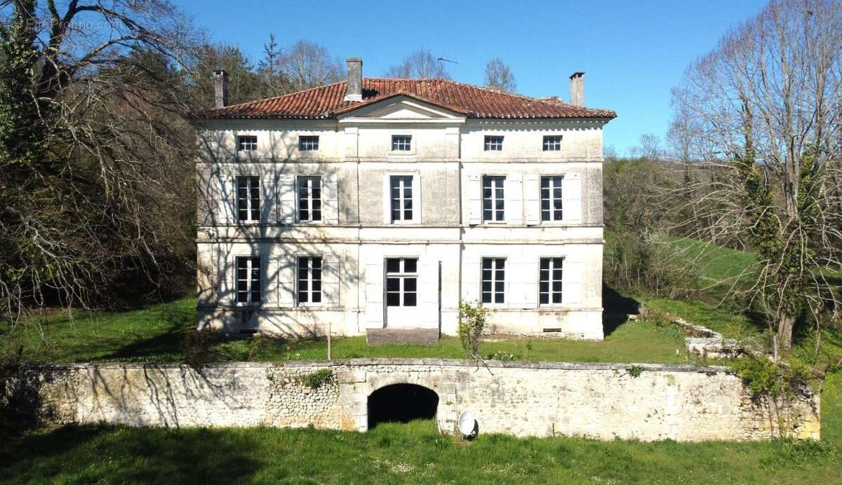 Maison à VILLEBOIS-LAVALETTE