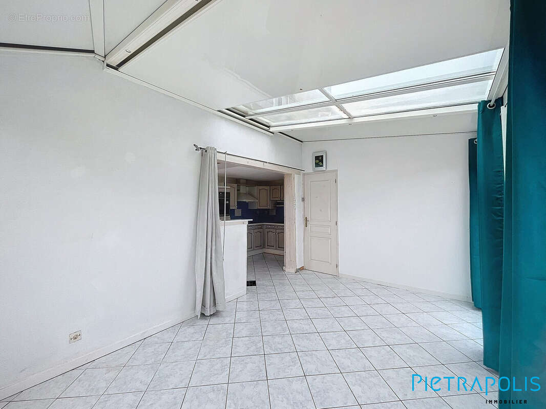 Maison à VIC-LA-GARDIOLE