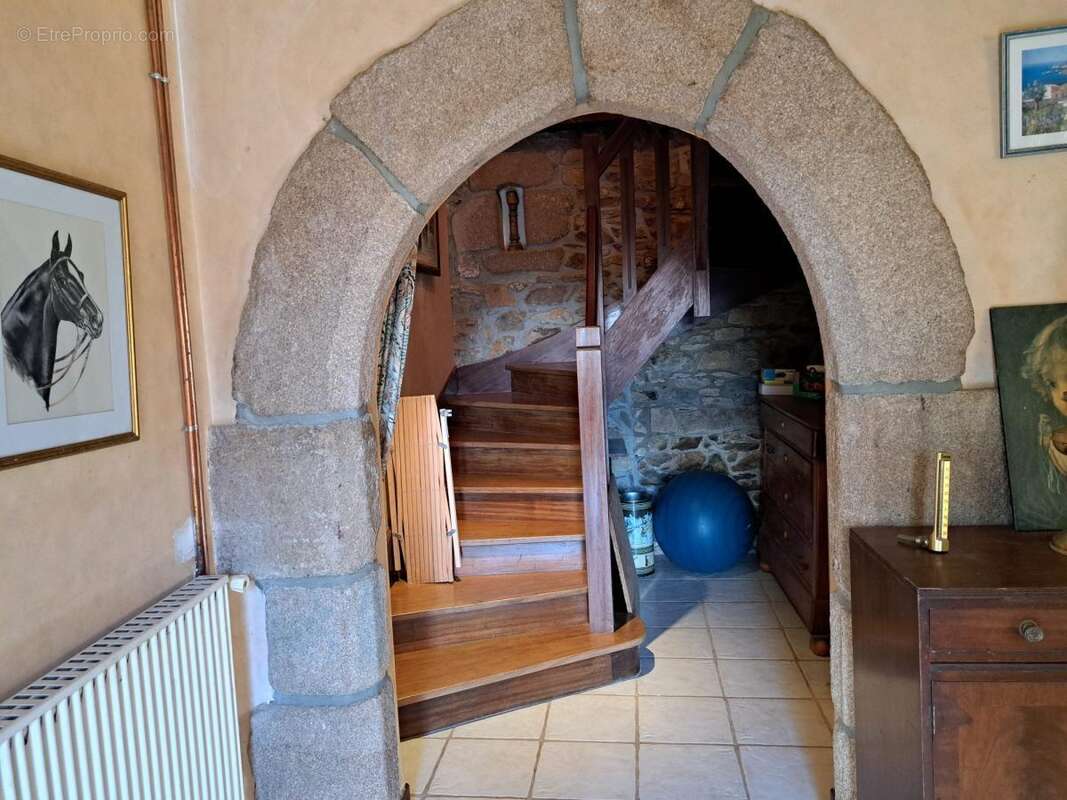 Maison à LA ROCHE-DERRIEN