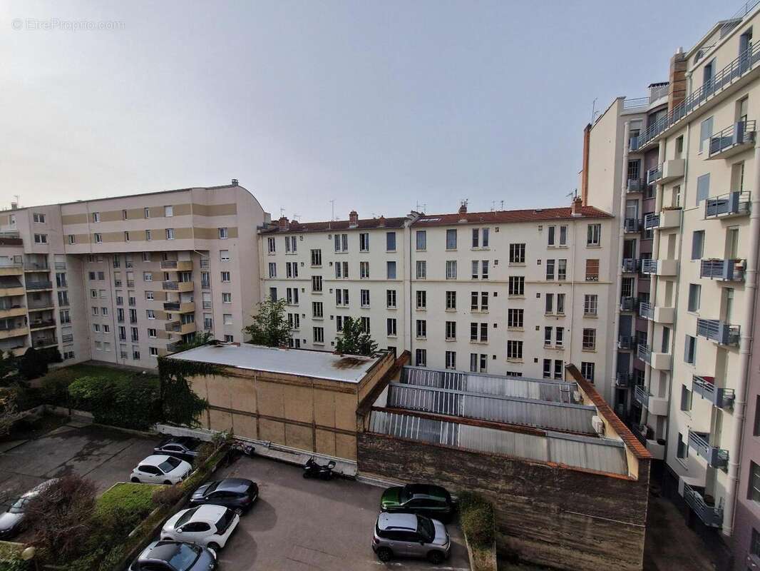   - Commerce à LYON-7E