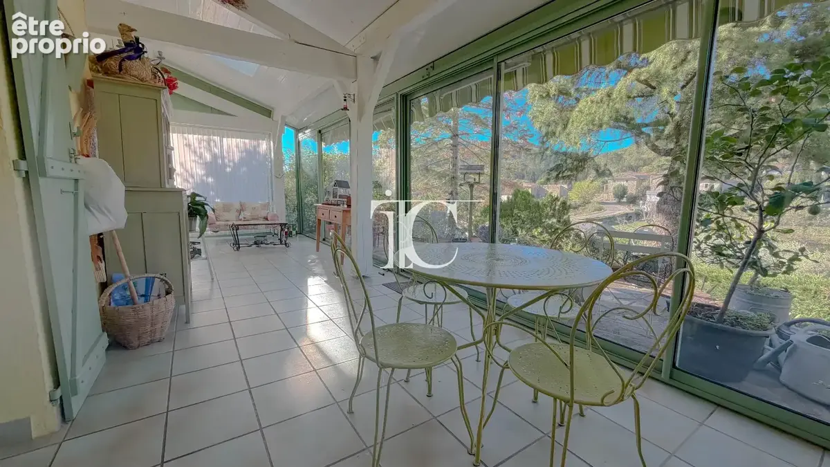 Propriété avec boxes, terrain clôturé et piscine sur 5 600 m² - photo 11