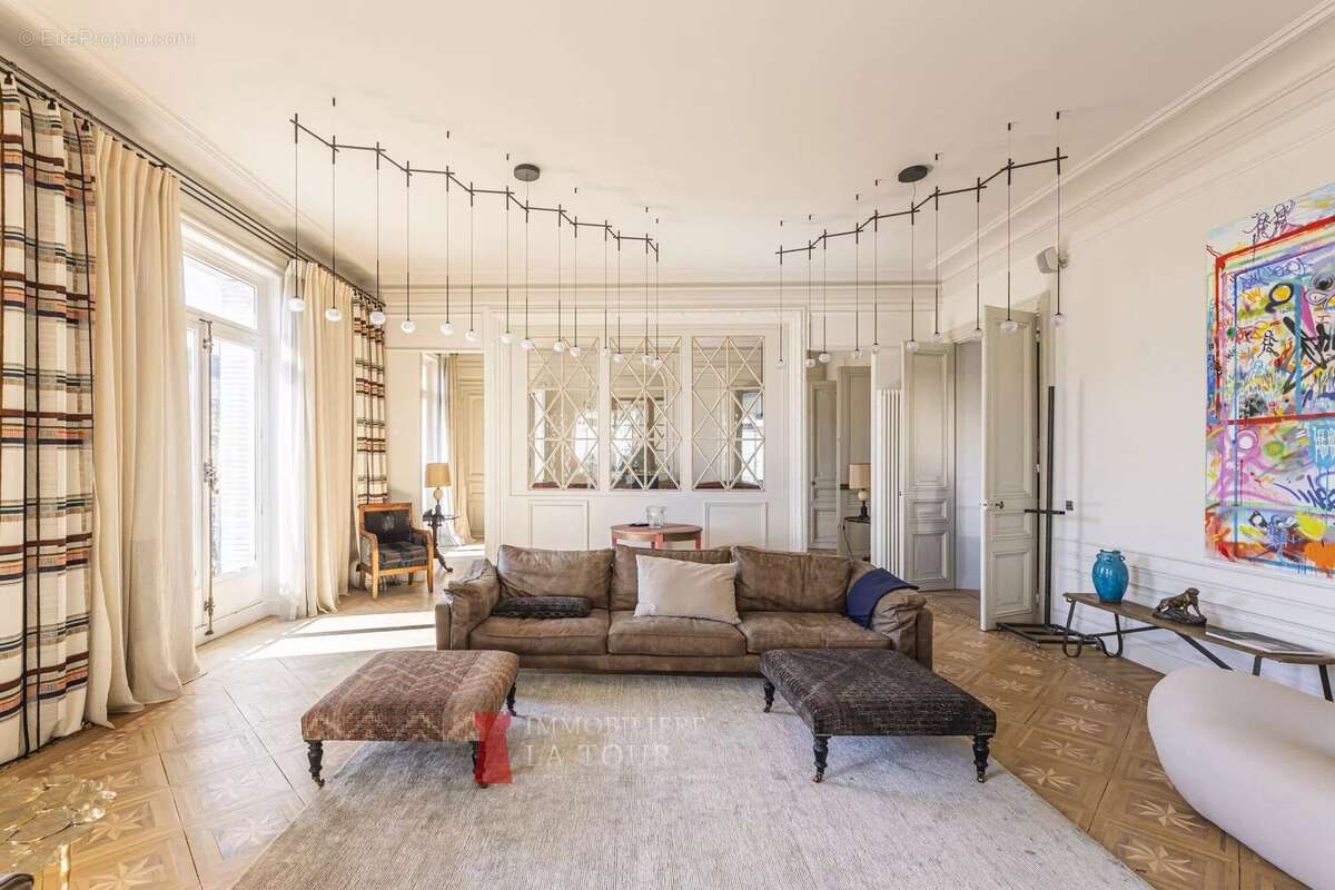 Appartement à PARIS-16E