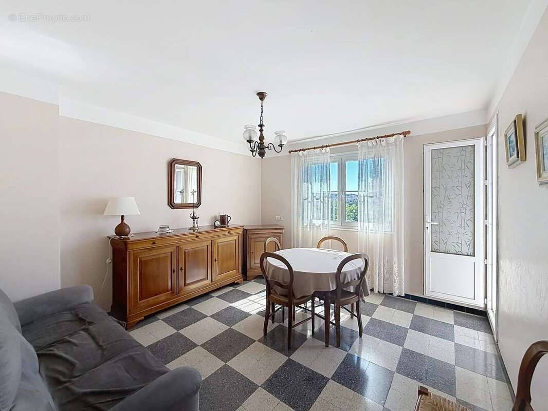 Appartement à SAINT-LAURENT-DU-VAR