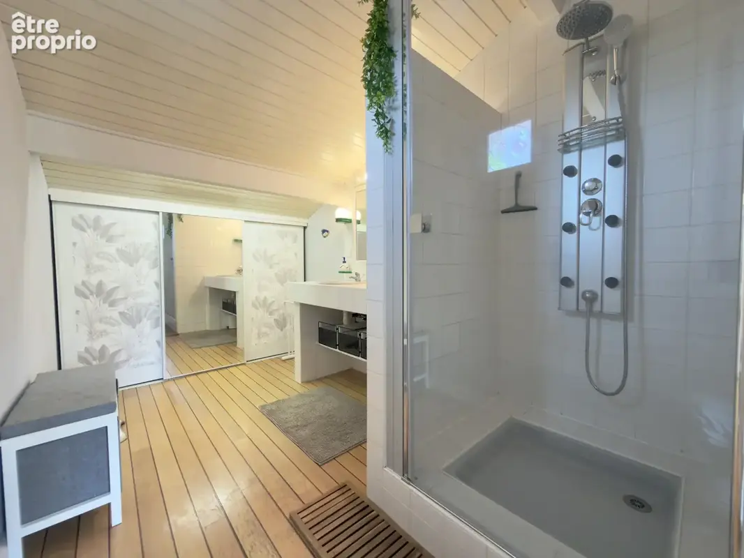Villa d'exception avec piscine, jacuzzi, double garage et petit étang. - photo 29