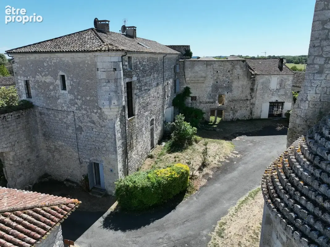 château d'exception au cœur d'un village historique - photo 4
