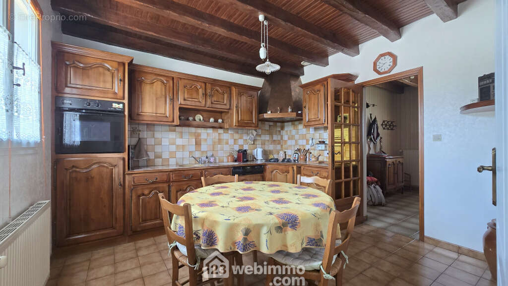 Attenante et accessible par l&#039;entrée, la cuisine de 12,50 m2, - Maison à NIEUIL-L&#039;ESPOIR