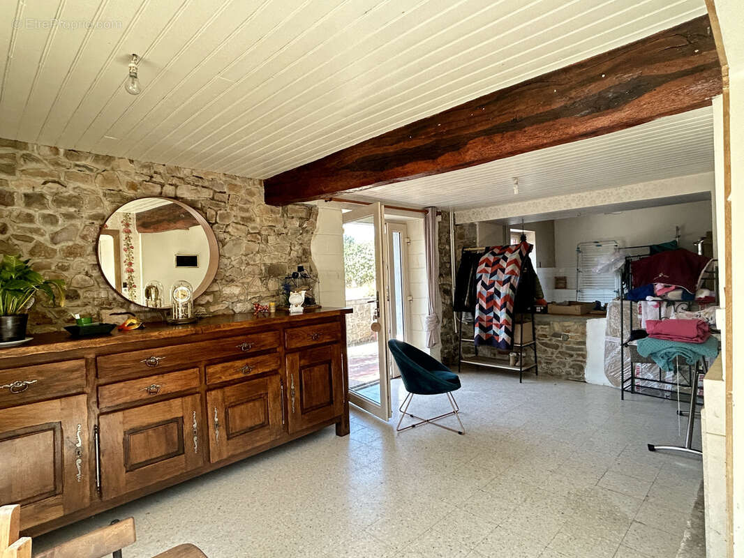 Une maison en pierres et tuiles de pays d'environ 160m2 comprenant: -Au rez-de-chaussée: cuisine aménagé avec - photo 6