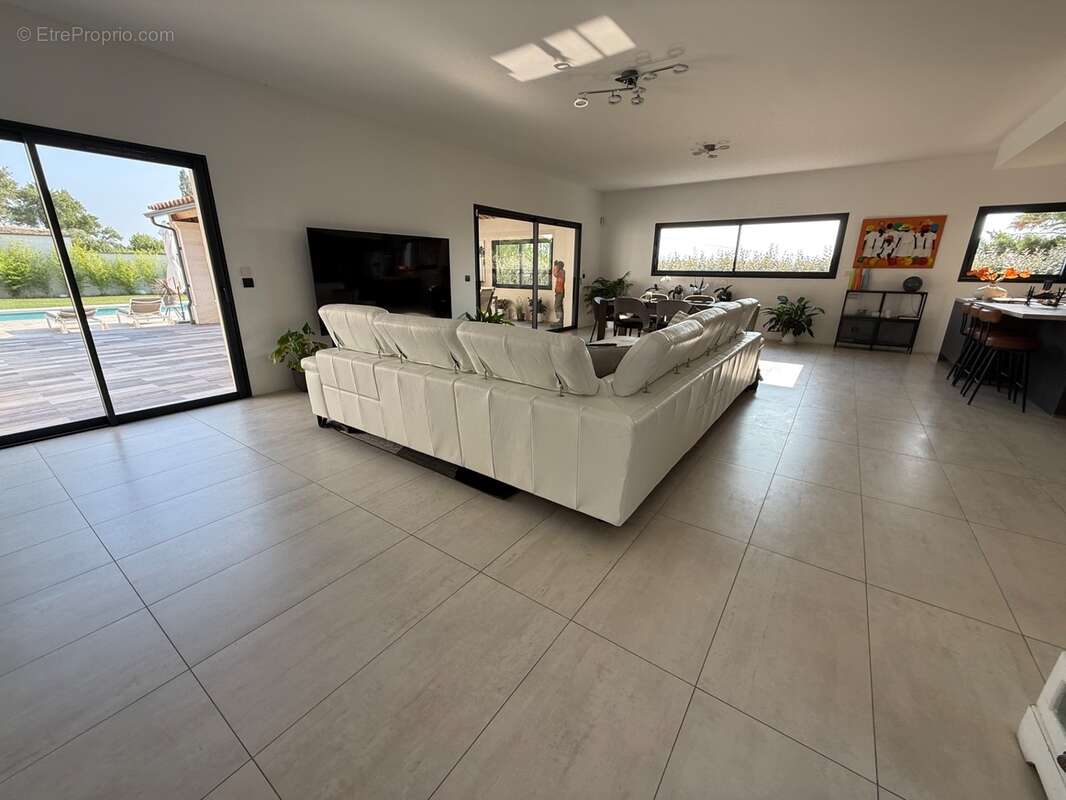 Superbe villa moderne, aux Taillades, de plain-pied avec piscine, panneaux solaires et prestations de standing - photo 10