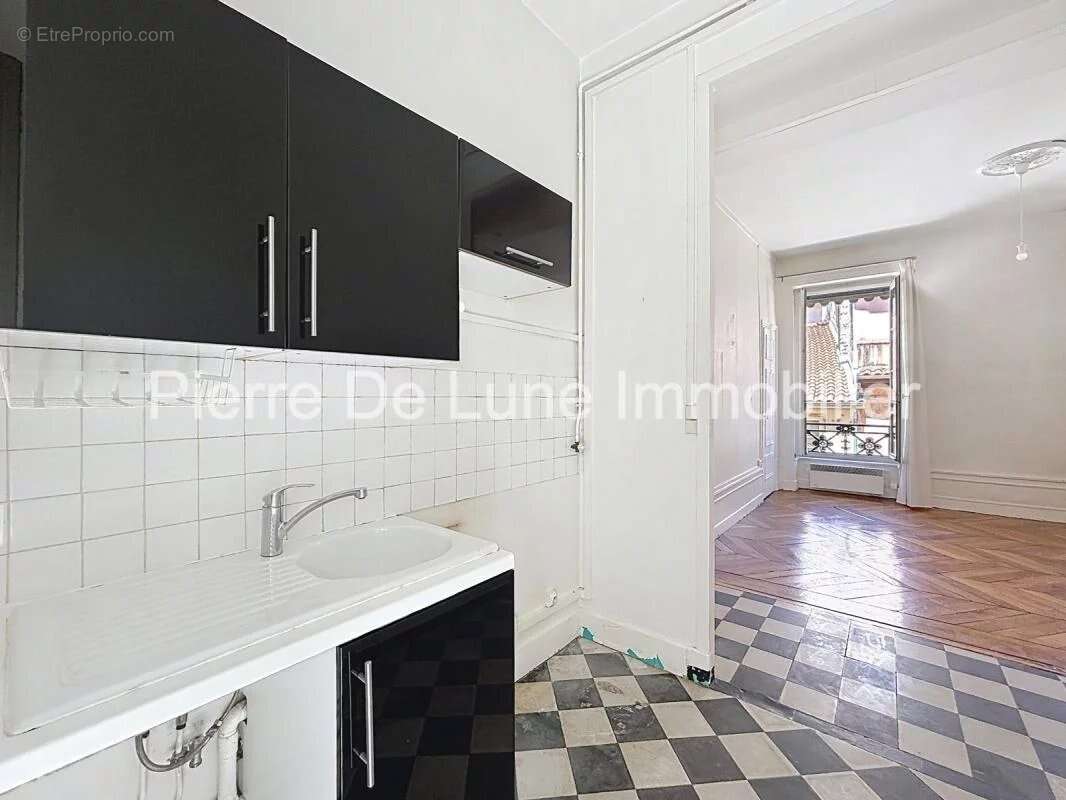 Lyon 1er – Appartement de caractère à réinventer  Charme de l'ancien, dressing, cave & grenier - photo 8