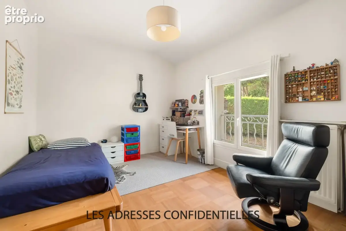 Champagne Au Mont D'or - Maison familiale - 226.50 m2 - sur grand parc arboré - photo 14