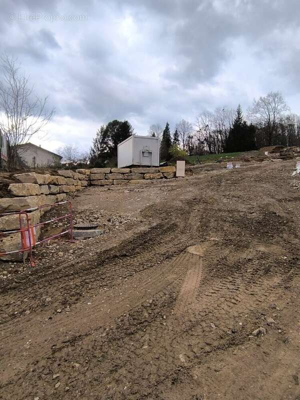 Terrain à NEUVILLE-SUR-AIN