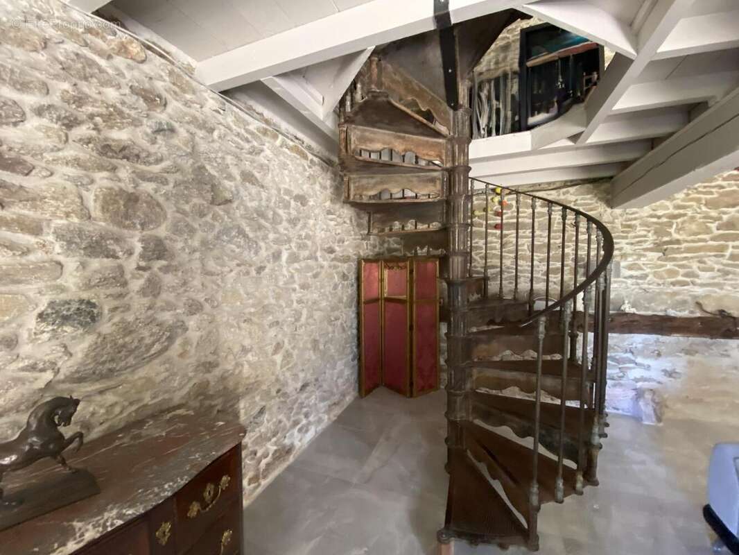 Maison 300 m² à Saint-Denis  - photo 9
