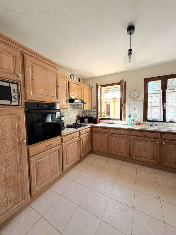 Charmante maison de 111 m2 avec dépendance - 5 pièces à Thiers-sur-Thève ! - photo 5
