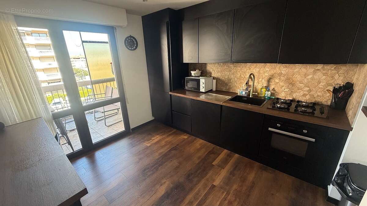 Cuisine équipée et aménagée à neuf - Appartement à ANNEMASSE