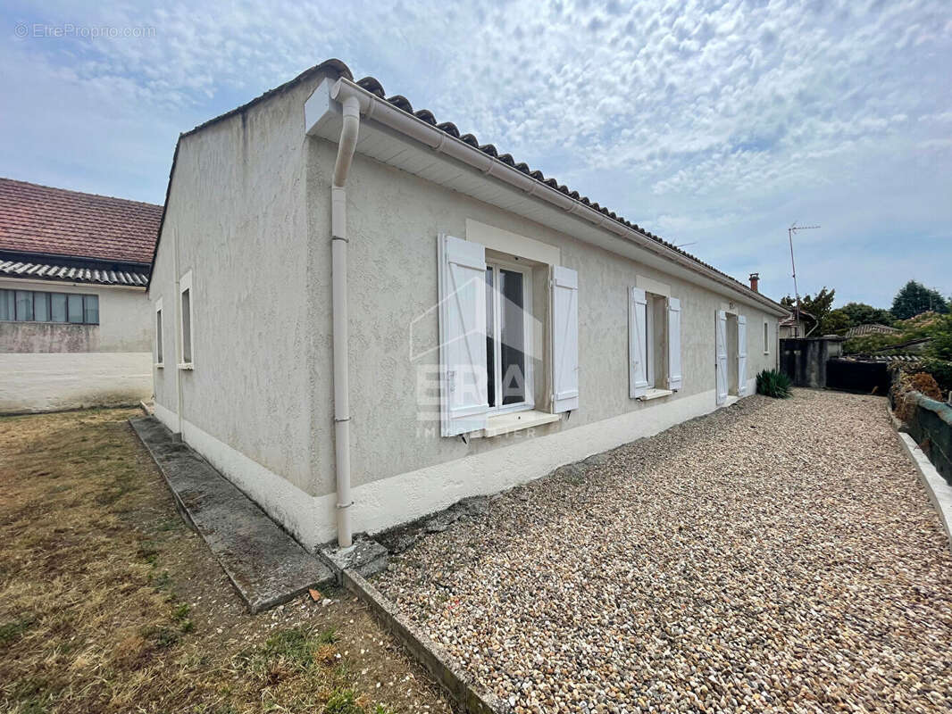 Maison récente plain-pied au centre du village - photo 2