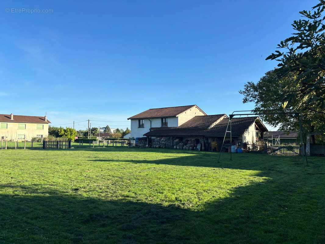 Parking à SAINT-JEAN-SUR-VEYLE