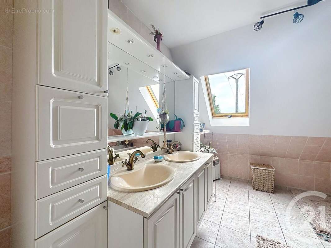 Maison à MONTIGNY-LENCOUP