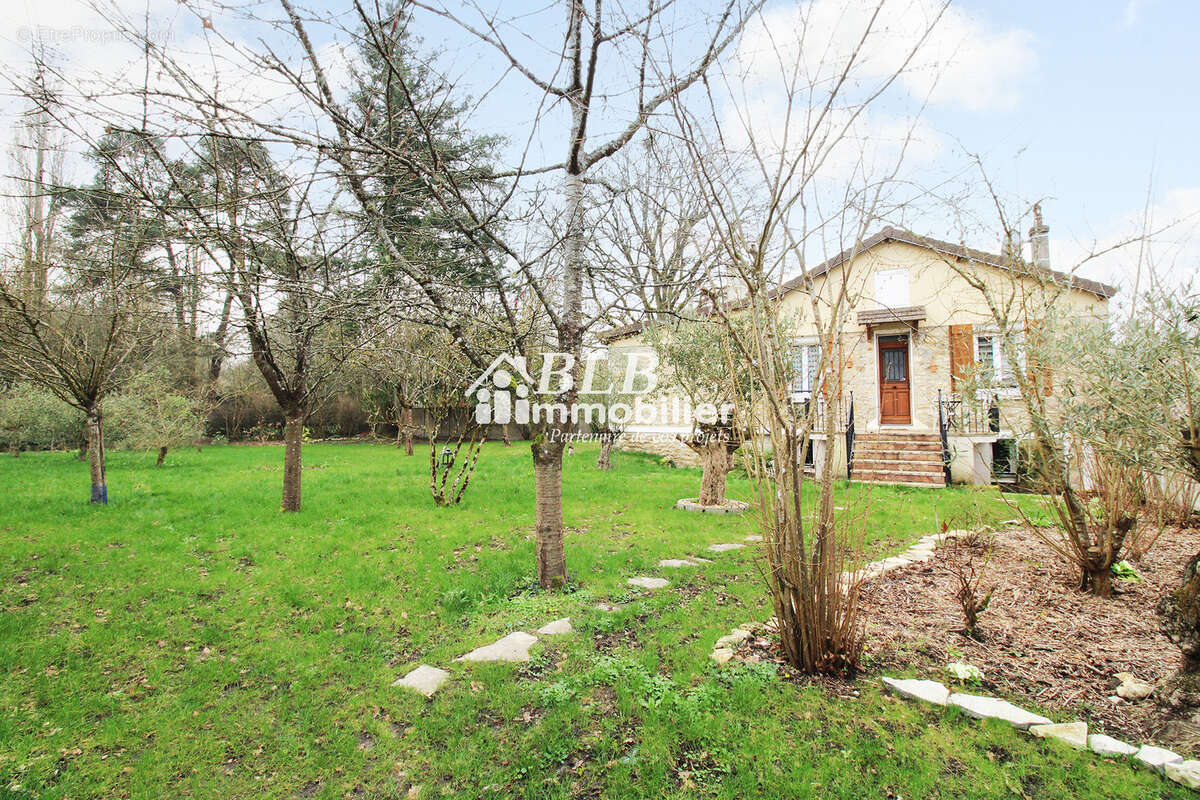 Maison à LE PERRAY-EN-YVELINES