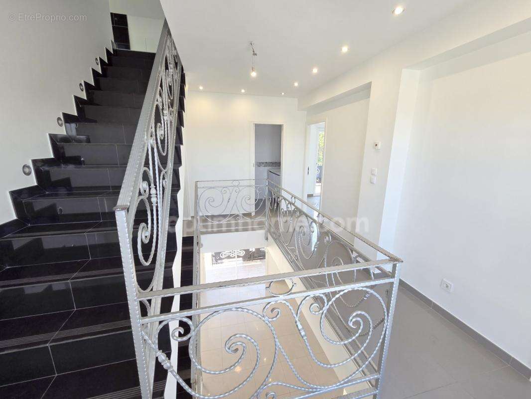Sarcelles Village - Maison Contemporaine d'Exception - 204 m2 - 9 pièces / 5 Chambres - Prestations Haut de Gamme - Piscine et G - photo 13