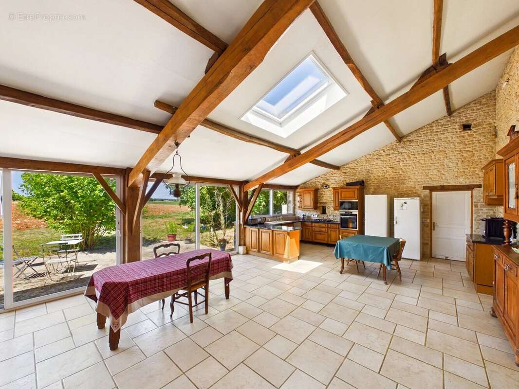 Propriété de caractère exceptionnelle avec appartement indépendant, potentiel gîte, garages et grand hangar - photo 2