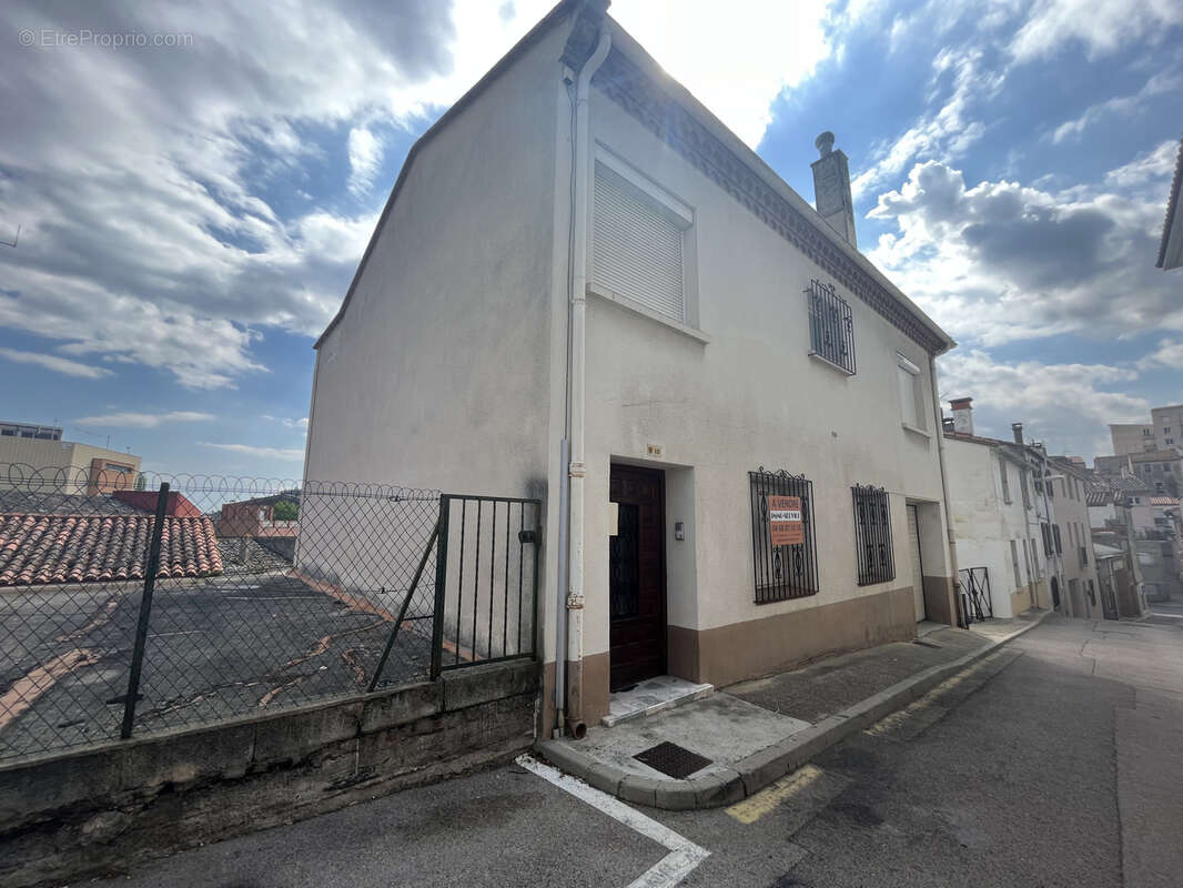 Parking à LE PERTHUS