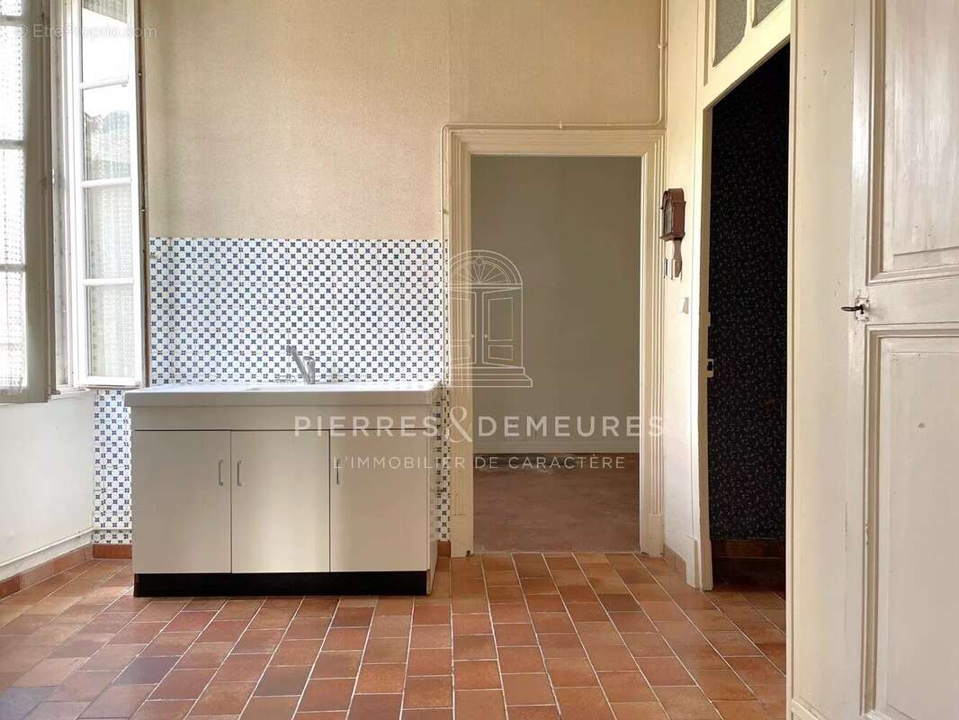 Bâtisse de caractère à rénover – deux logements et fort potentiel - photo 7