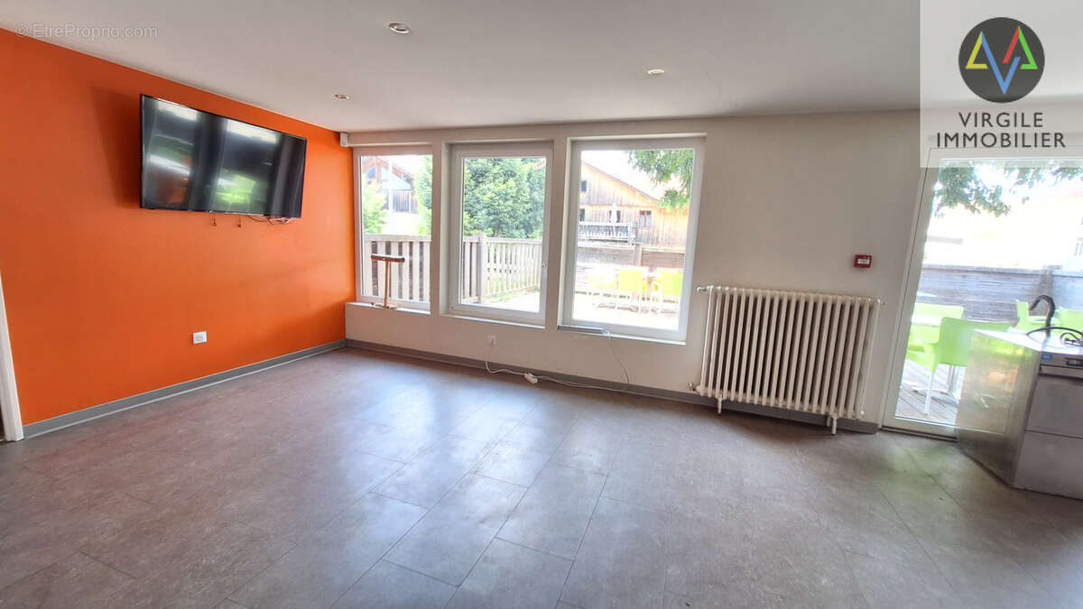 Surface à aménager de 150 m2 avec terrasse et cave. - photo 3