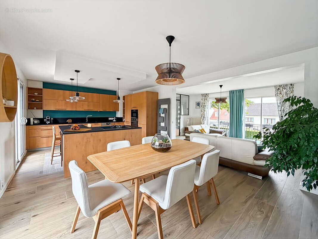 Maison à VERRIERES-LE-BUISSON