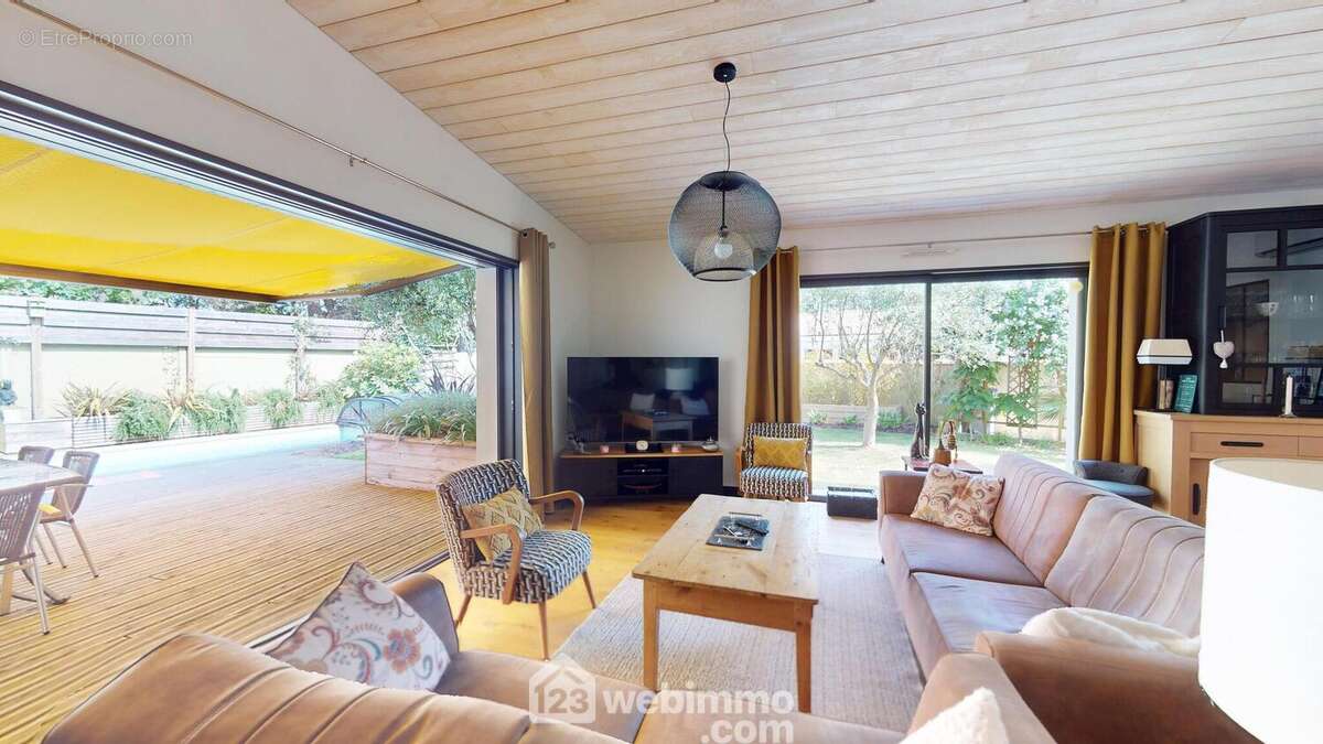 Salon ouvert sur l'extérieur. - Maison à JARD-SUR-MER