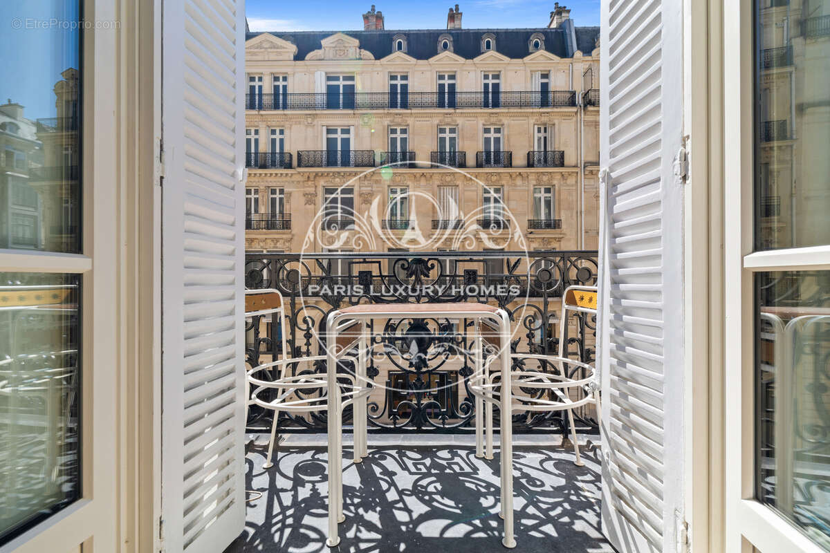 Appartement à PARIS-8E