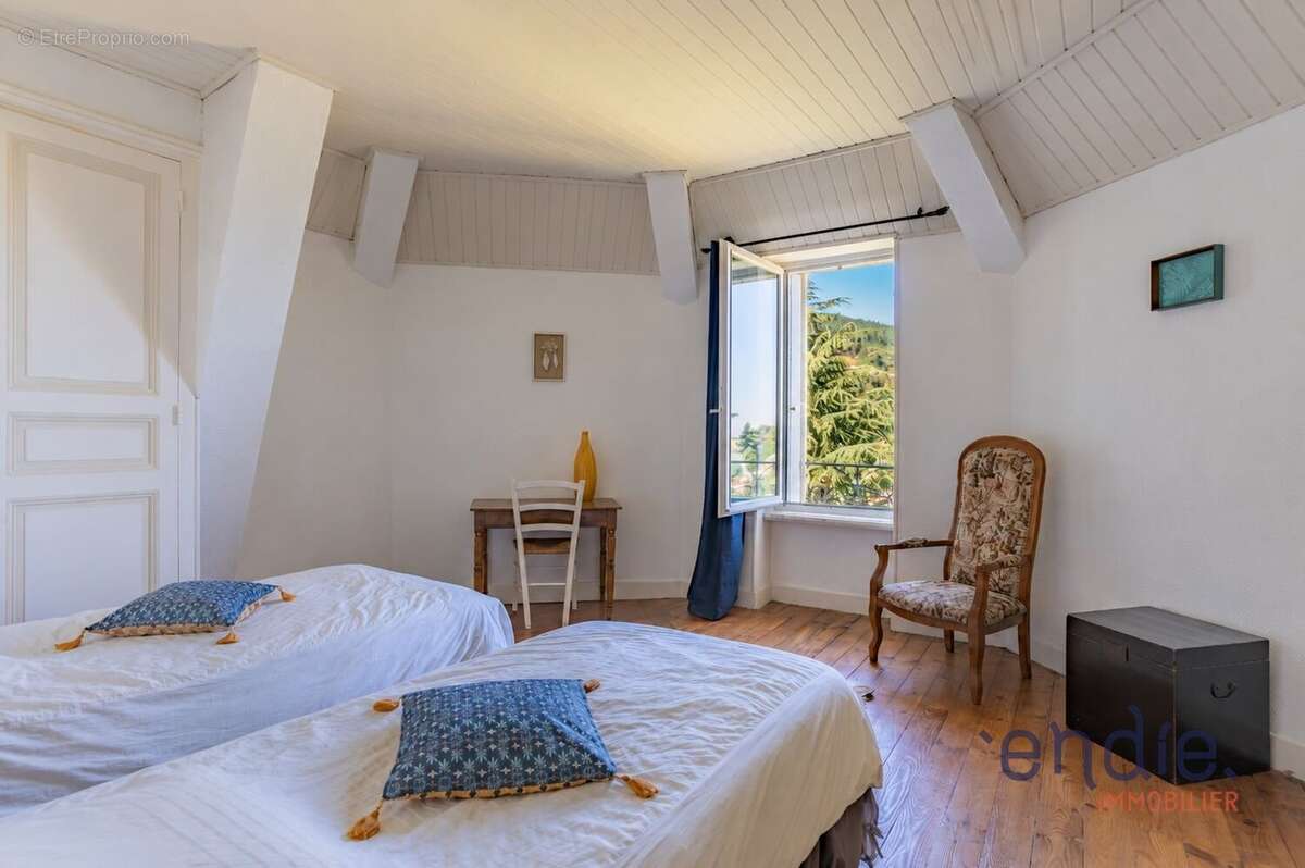 Maison à SAINT-JULIEN-MOLIN-MOLETTE