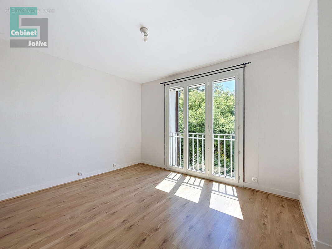 appartement T1 de 27,93 m2 - Parking / Cave / Ascenceur - photo 4