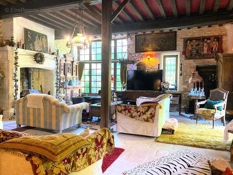 SALON - Maison à CHASSENEUIL-SUR-BONNIEURE