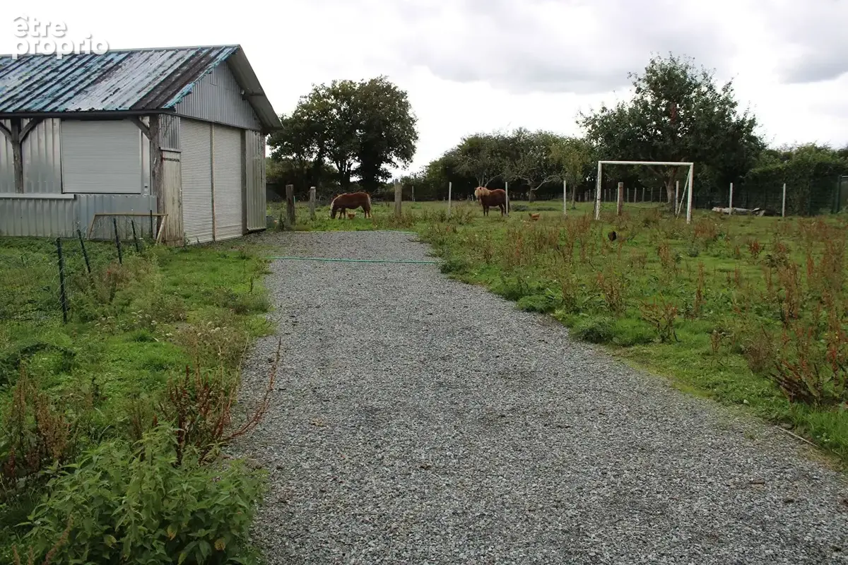 Rannée, dans un hameau, grand terrain constructible de 2410 m² - photo 3
