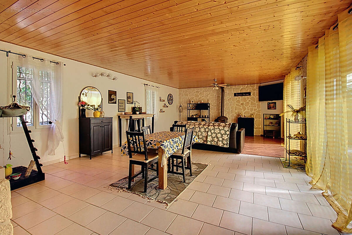 À VENDRE EN EXCLUSIVITÉ - CALLAS Maison 4 chambres avec piscine et grand terrain de 3205 m² - photo 5