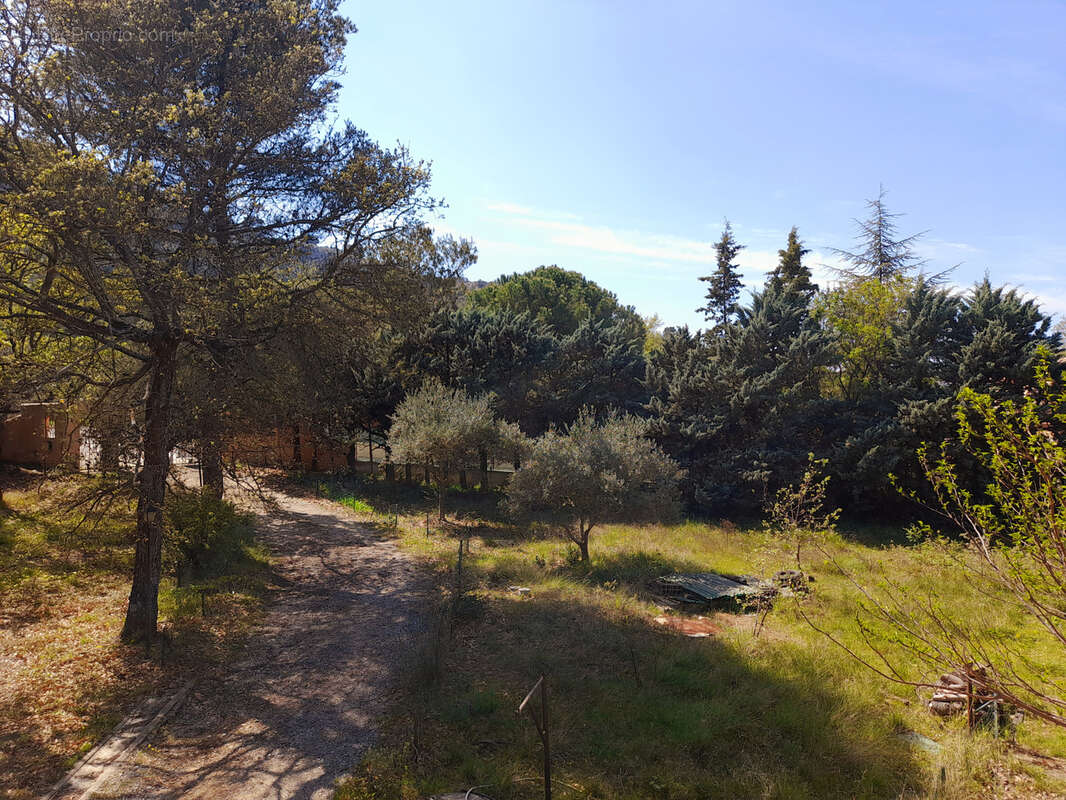 Terrain à ROBION