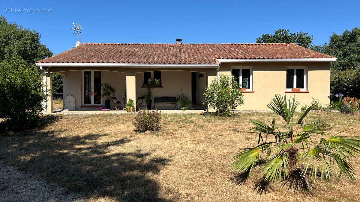 Maison à SAINTE-FOY-DE-PEYROLIERES
