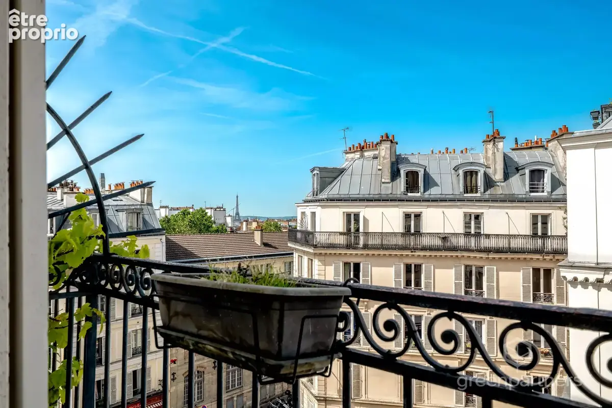 Paris 18e – Montmartre  Rare 2 pièces avec balcon filant et vue Tour Eiffel - photo 12
