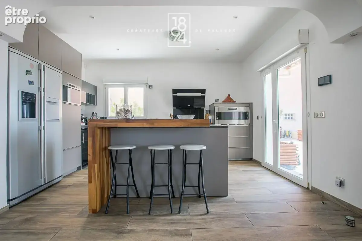 Vue mer – Maison de type 6 de 194 m² sur 1 250 m² de terrain avec piscine, studio indépendant et double garage - photo 11